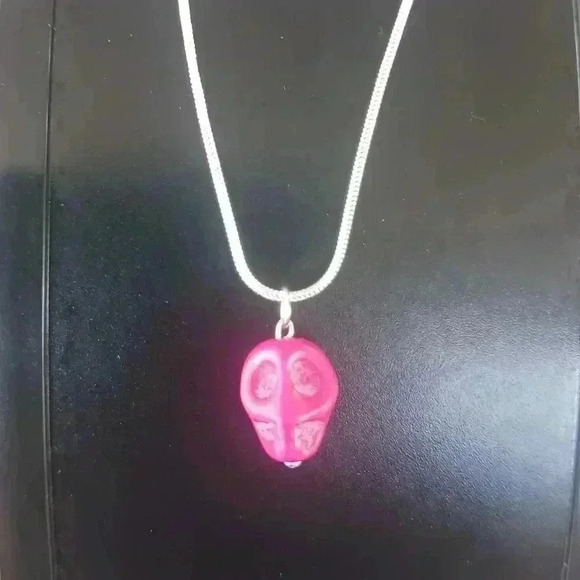 Pink skull Howlite Turquoise Skull Necklace - Picture 1 of 5